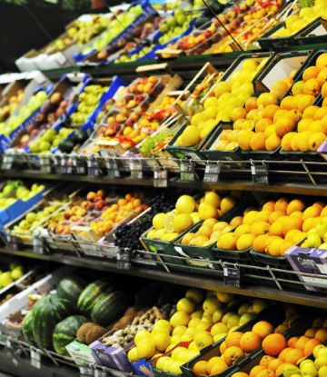 SCS, image of grocery display of abundant fresh fruit and vegetables 