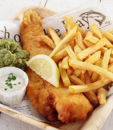 a plate of fish and chips 